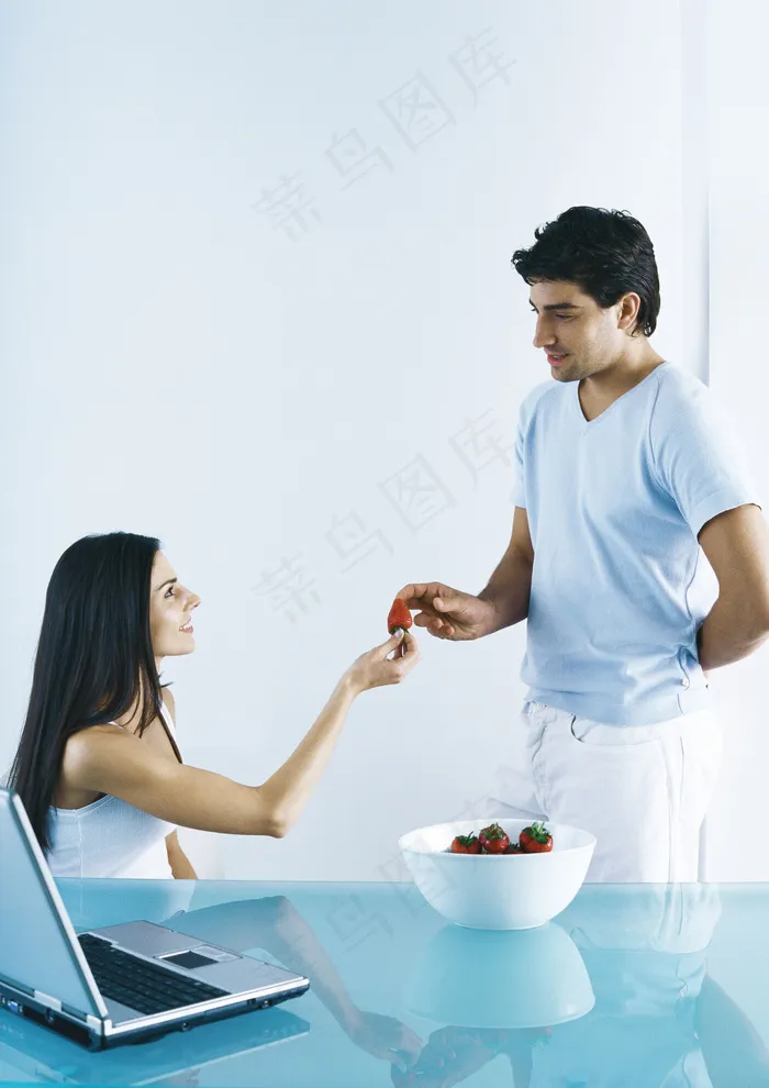 吃草酶的男女图片