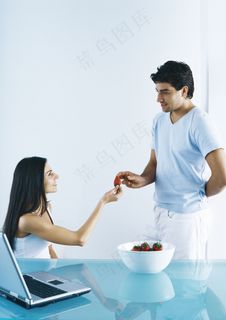 吃草酶的男女图片