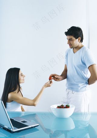 吃草酶的男女图片