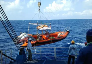 海上吊装游艇图片