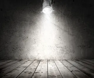 照射木板的射灯