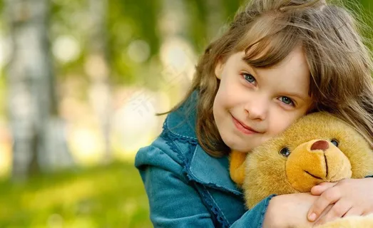 抱着玩具熊的漂亮小女孩图片