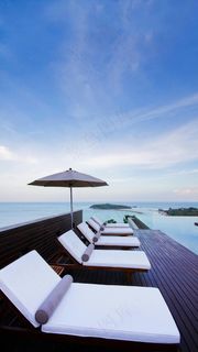 海边上的休闲椅高清摄影图片