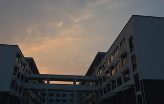 夕阳下的教学楼图片