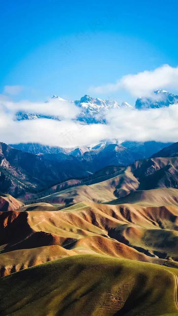 雪山下的山高清摄影图片