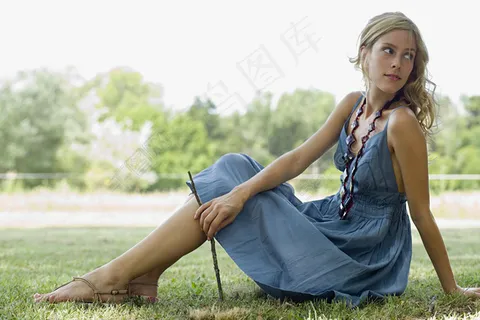 坐在草地上的女孩图片