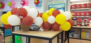 红黄梦幻风艺术气球造景实拍摄影图