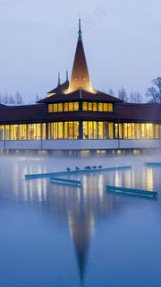 湖面上的房屋高清摄影图片