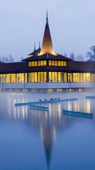 湖面上的房屋高清摄影图片