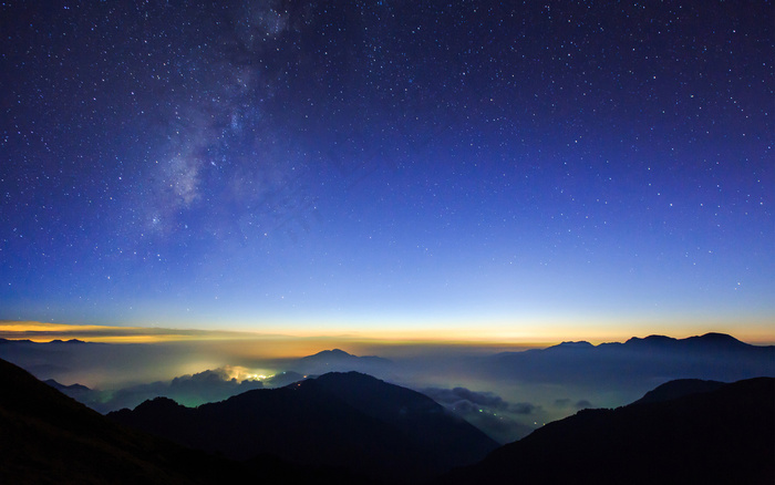 唯美天空山峦蓝色调背景高清图片壁纸