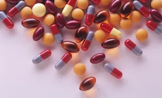 药品 心型药粒 一堆药图片