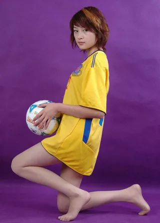 黄衣足球宝贝图片