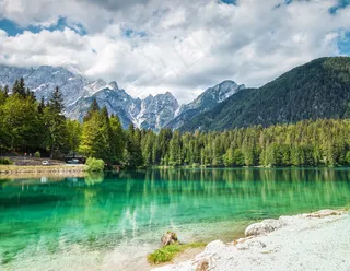 山峰森林湖泊景色