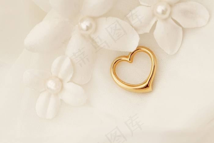 戒指与鲜花背景图片