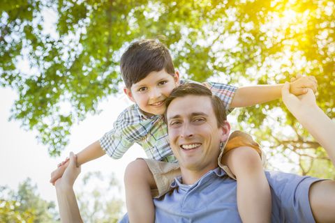 温馨幸福家庭草坪草地父子母子亲子关爱玩耍超大超高清图片
