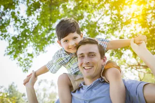 温馨幸福家庭草坪草地父子母子亲子关爱玩耍超大超高清图片