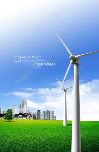 草地上的 白色风车和楼房