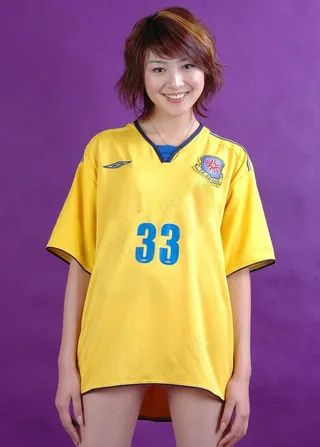 黄衣足球宝贝图片