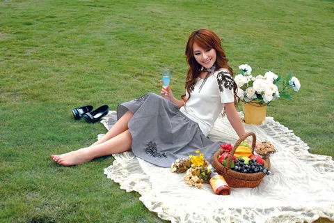 草地上的时尚美女图片