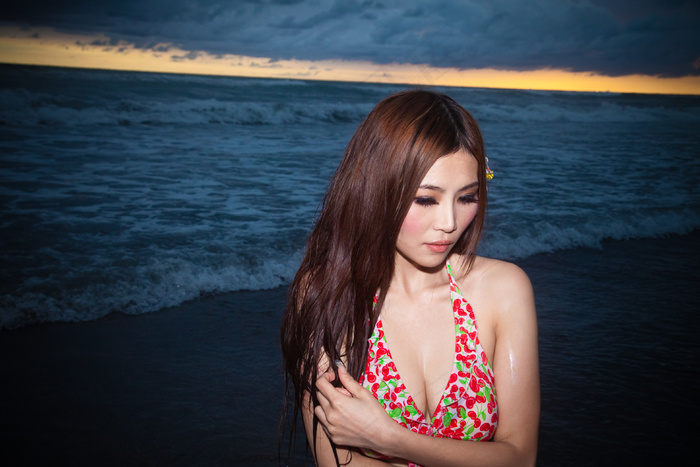 泳装美女 海边 写真图片