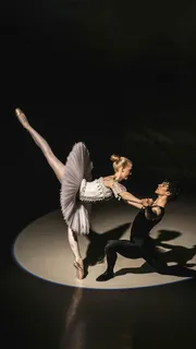 跑芭蕾舞的一对男女高清摄影图片