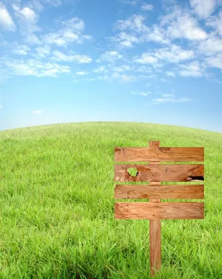 蓝天白云草地指示牌图片