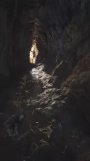站在洞穴门口的人高清摄影图片 站在洞穴门口的人高清摄影图片