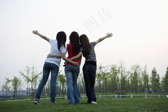 草地上的三个少女图片