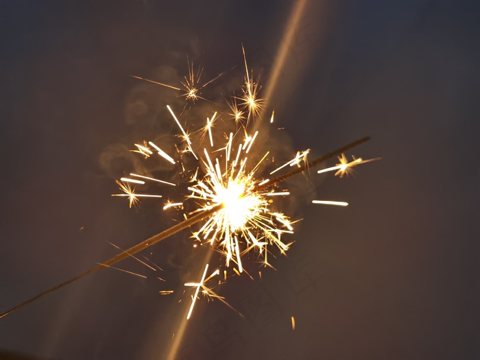 灰紫色仙女棒烟花唯美摄影图片