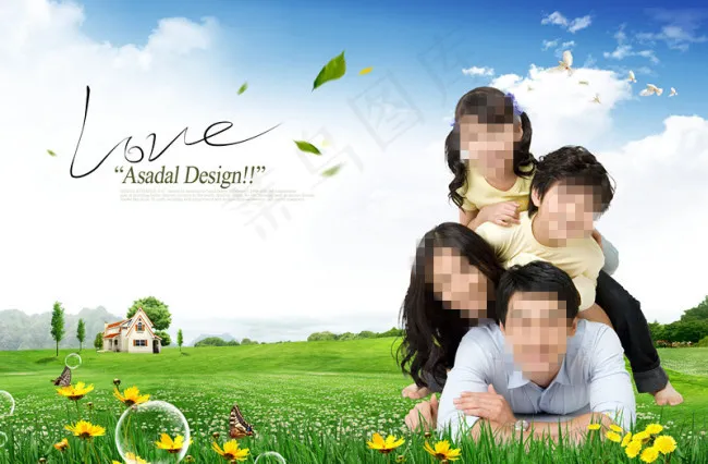 趴在草地上的一家人psd模版下载