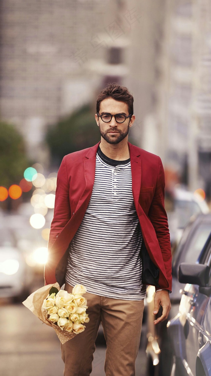 拿着花的IT男高清摄影图片