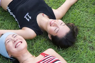 躺在草地上的两个美女图片