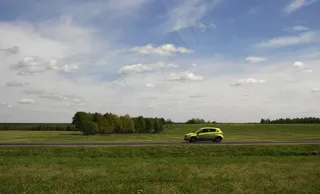 草原 奔驰车图片