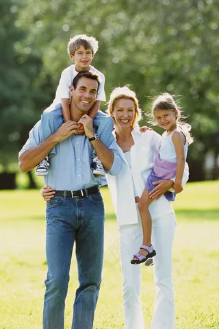 草地上的外国家庭图片