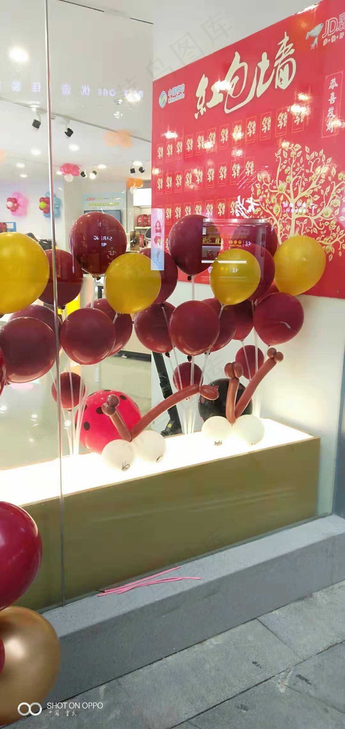 红黄梦幻风艺术气球造景实拍摄影图