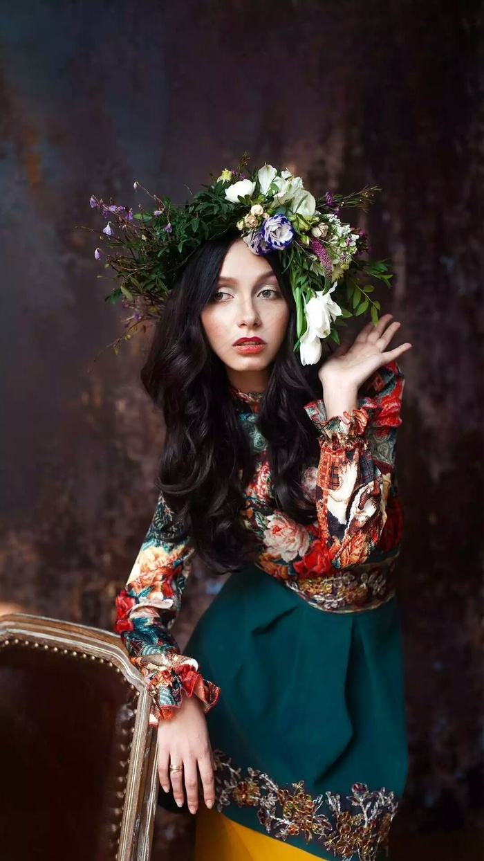 头上戴着花的外国美女高清摄影图片