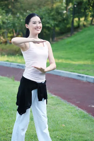 草地上做瑜伽的阳光女孩图片图片