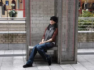 左小青街边小憩图片