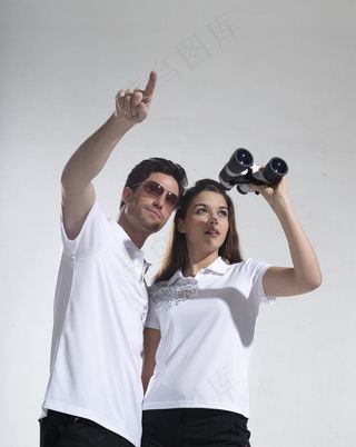望眼镜休闲情侣图片