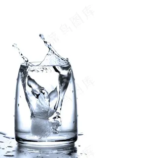 冰块入水的瞬间图片