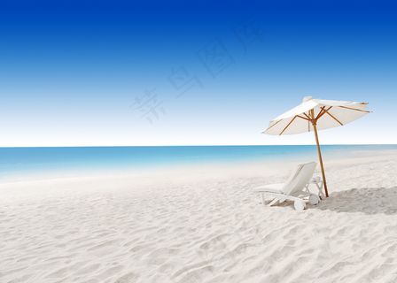 沙滩上的休闲椅和遮阳伞