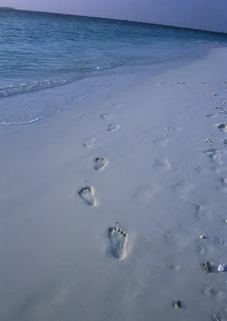 海滩上脚印图片