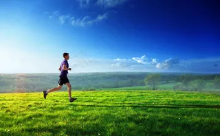 草地上跑步的男人图片