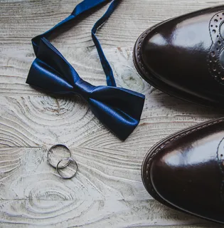 新郎皮鞋与戒指
