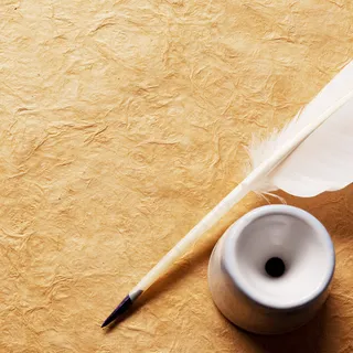 羽毛笔与纸张背景