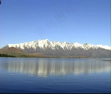 河边雪山倒影视频素材素材下载