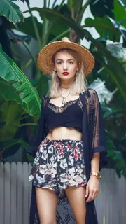 戴着草帽的外国美女高清摄影图片 戴着草帽的外国美女高清摄影图片