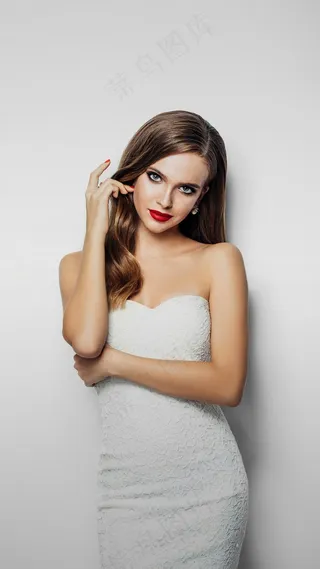 穿着白色长裙的外国美女高清摄影图片