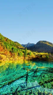 山林下的湖泊高清摄影图片 山林下的湖泊高清摄影图片