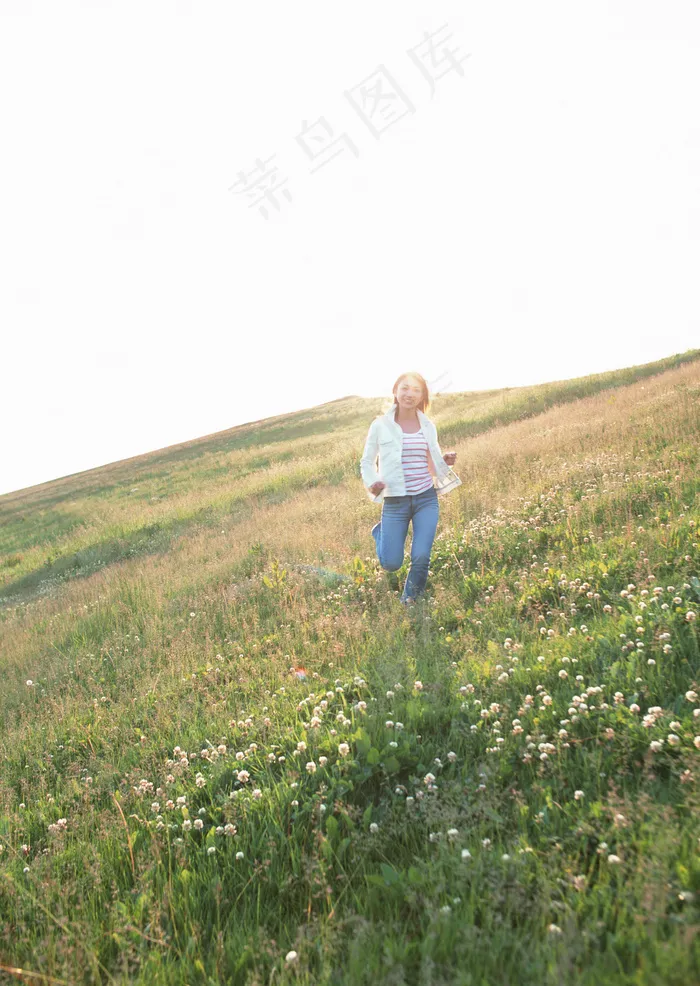在草地上奔跑的女人图片